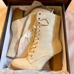 NWB Leila Stone off white block heel combat boots 7.5